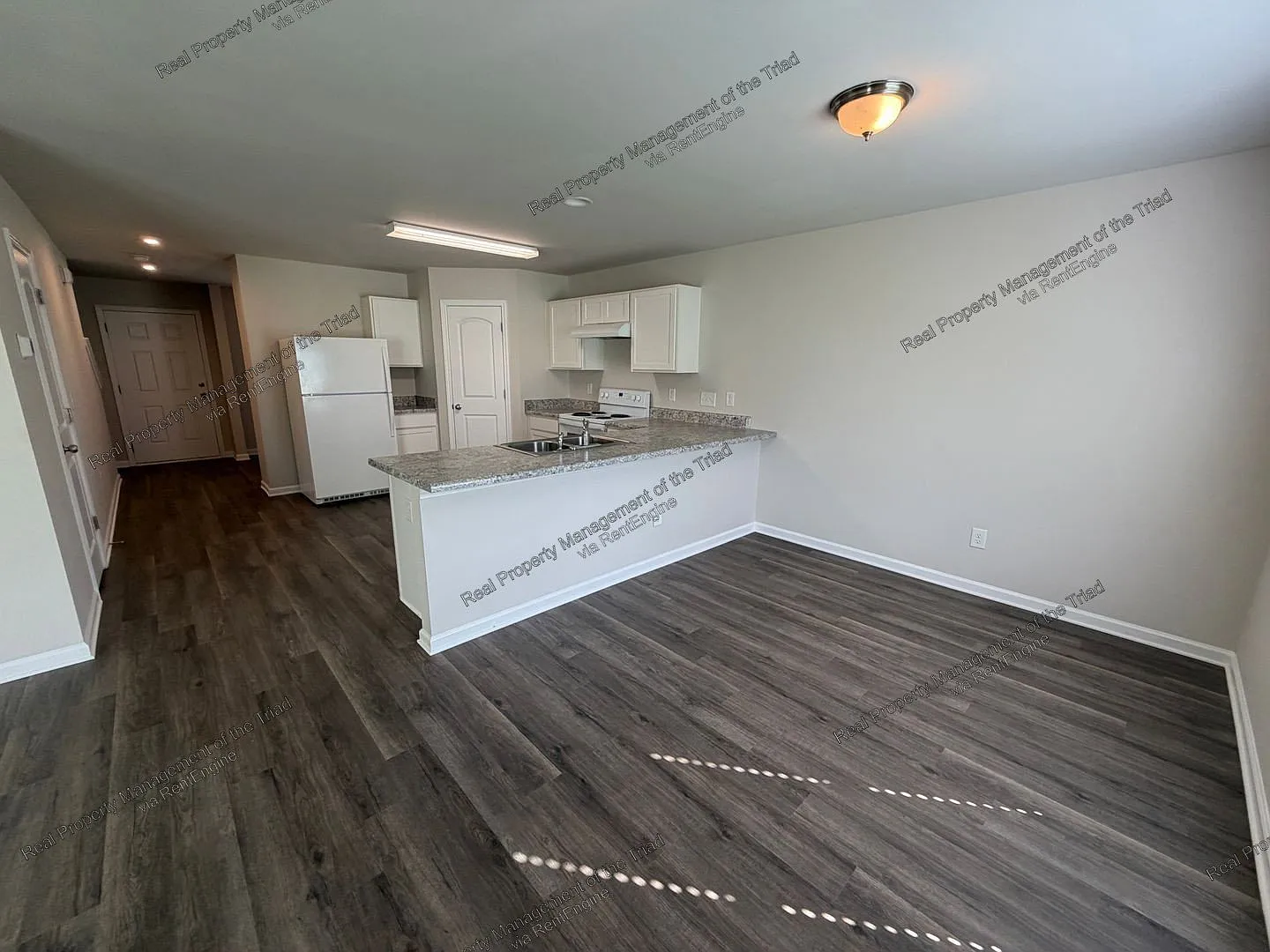 4 bed, 2.5 bath, 1801 sqft, $1,835 — Photo 4
