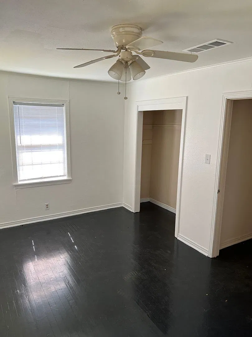 Large 3 bedroom, 2 bath with carport! — Photo 3