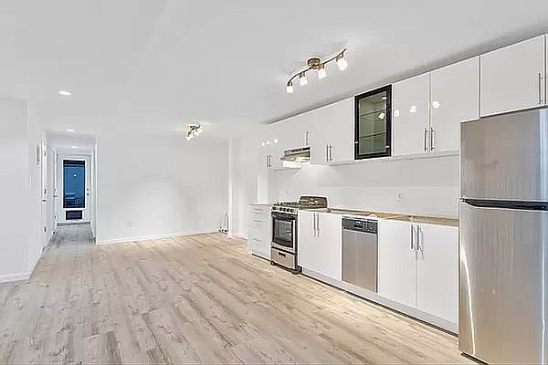 1st image of 201 E 82nd St #1