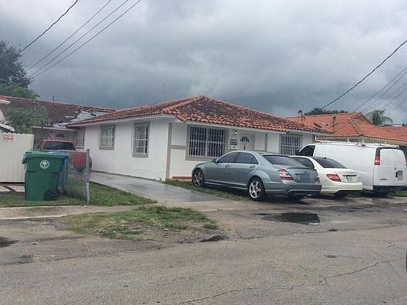 3rd image of 221 NW 32nd Pl