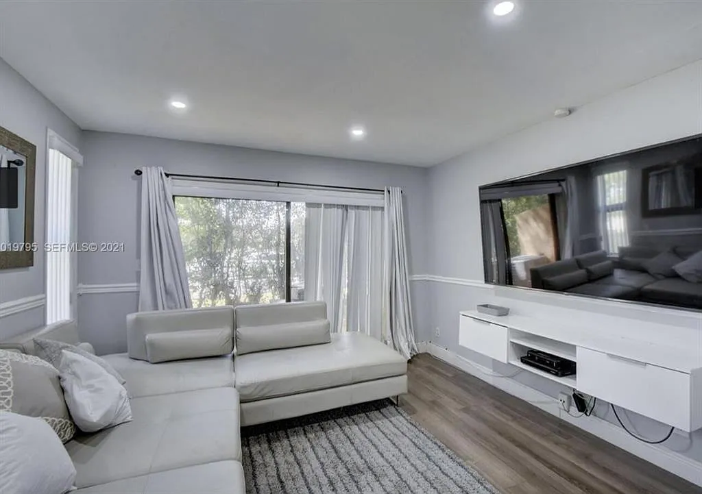 2 bed, 1.5 bath, 988 sqft, $2,200 — Photo 2