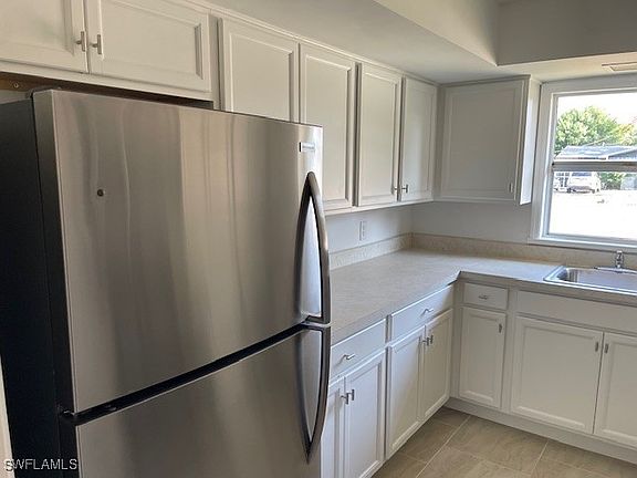 5th image of 205 Rose St