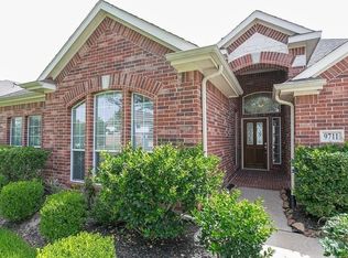 9711 Gleaming Lakes Dr, Rosharon, TX 77583