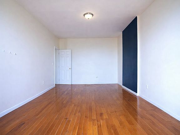 3rd image of 521 Halsey St Unit 1