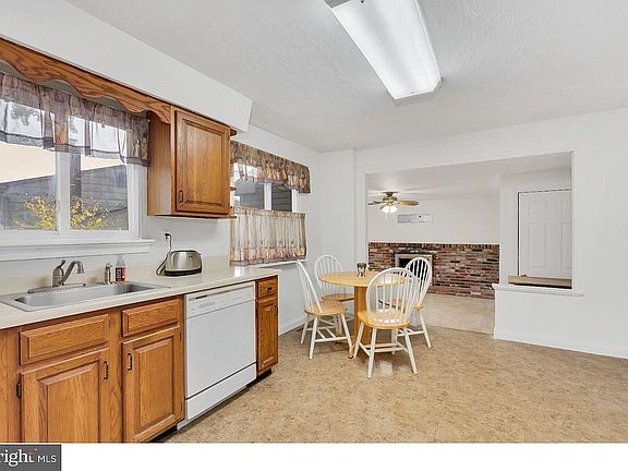 4th image of 1001 Merrymount Ave N