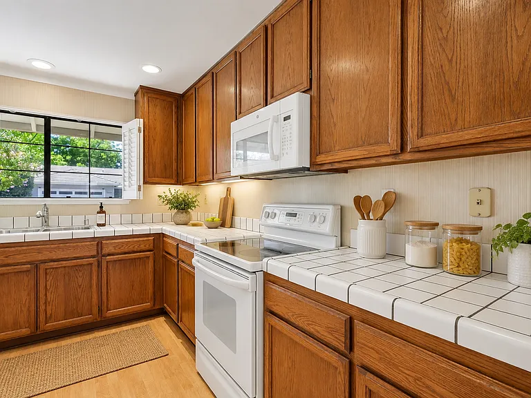 3994 Hampton Way — Photo 4