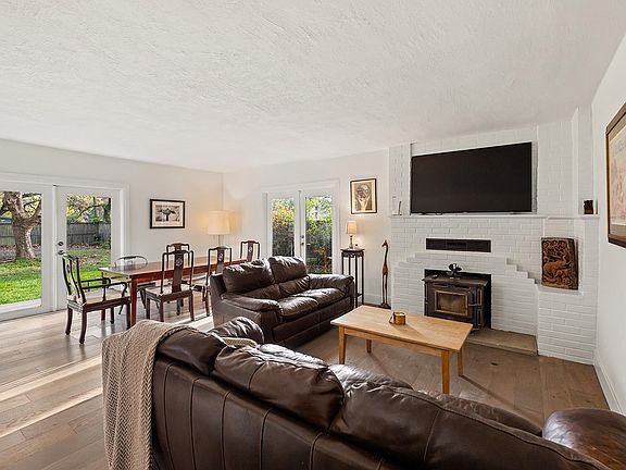 2nd image of 1979 Ludwig Avenue