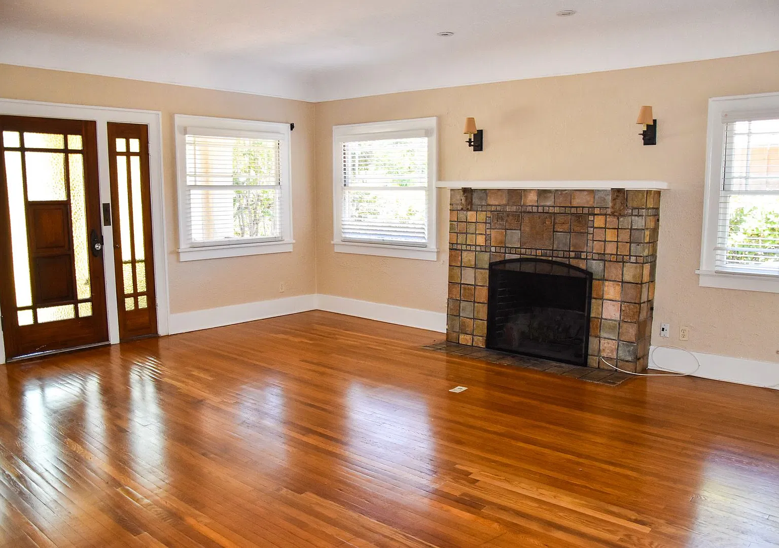 ~ Old Towne Orange Living 2 Story 5 Bedrooms 2 Bath — Photo 4