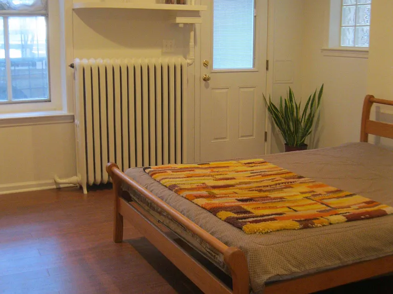 Bedroom with 3 window