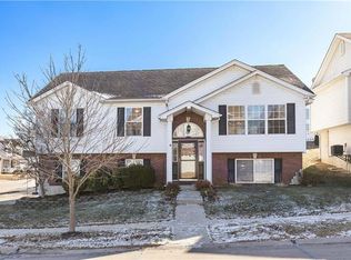400 Winter Lake Cir, Fenton, MO 63026