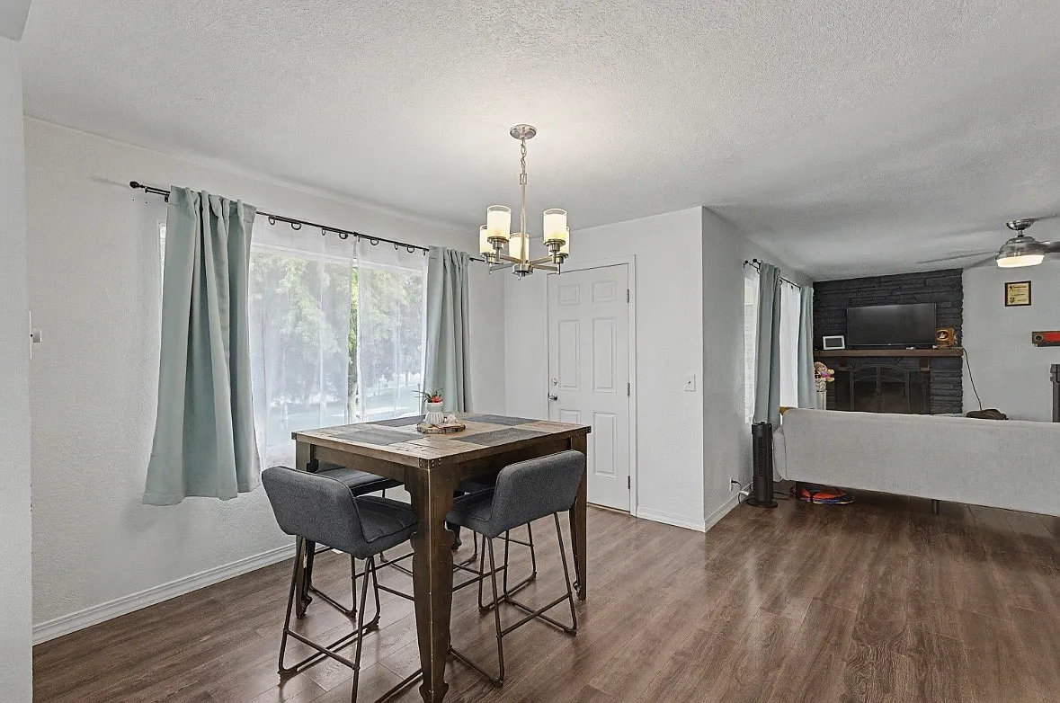 527 Park Dr — Photo 3