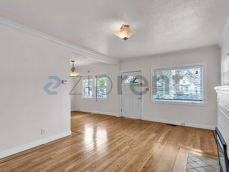 8521 Dowling St — Photo 8