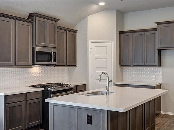 2nd image of 2438 Valencia Crst