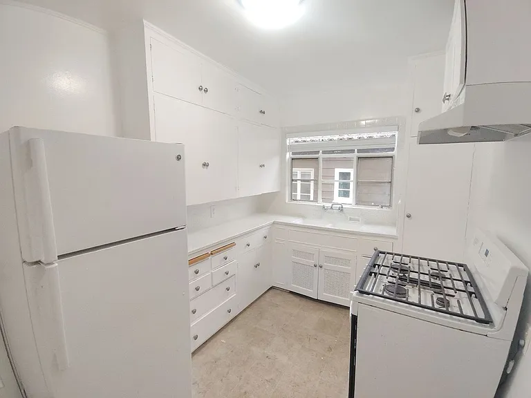 10974 Strathmore Dr — Photo 8