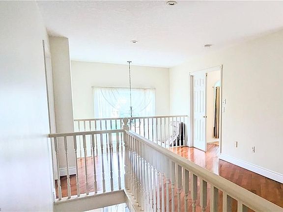 3rd image of 305 Karen Pl