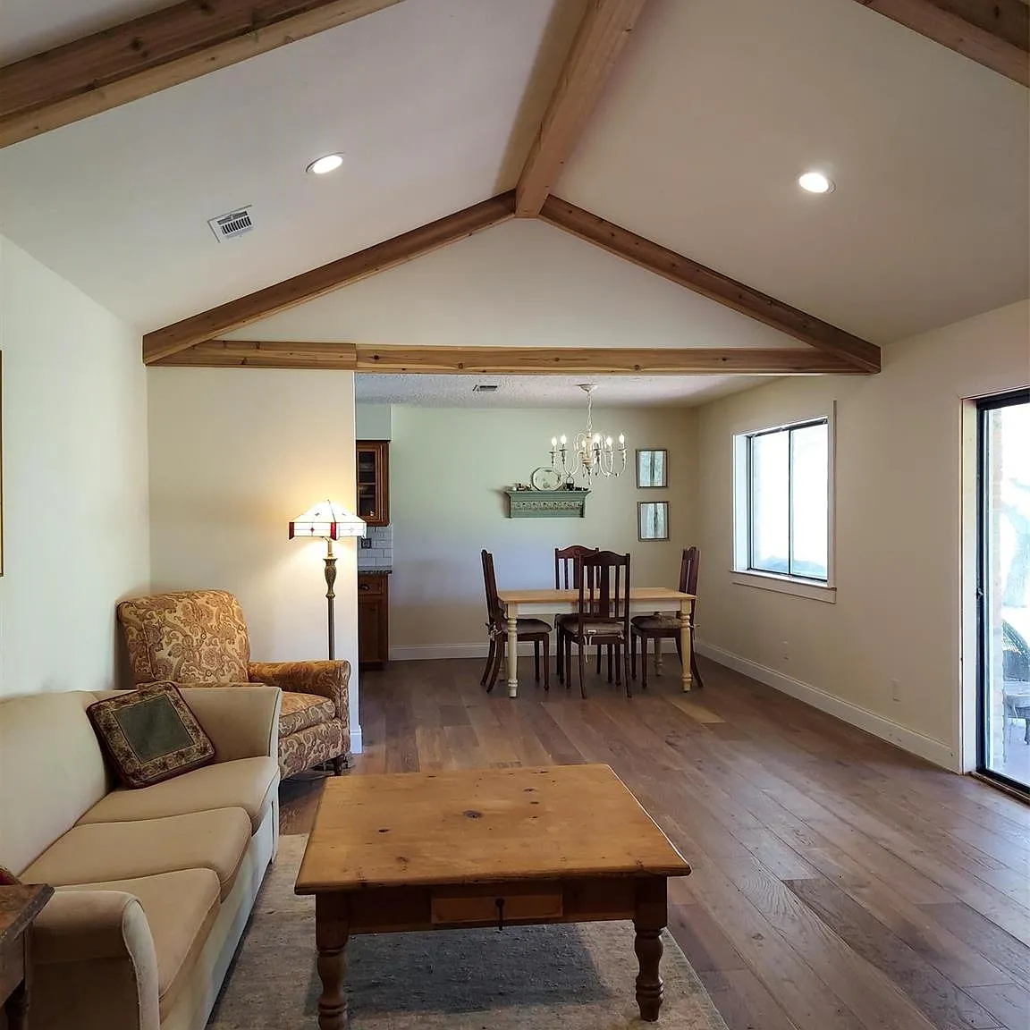 3 bed, 2.0 bath, 1619 sqft, $2,400 — Photo 3
