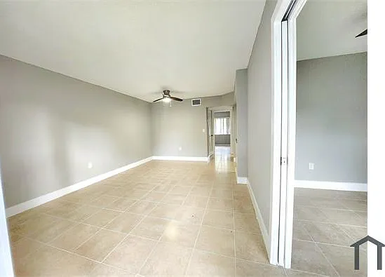 335 SW 20th St #9 — Photo 5