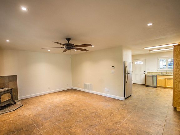 4th image of 23926 Redwood Ct