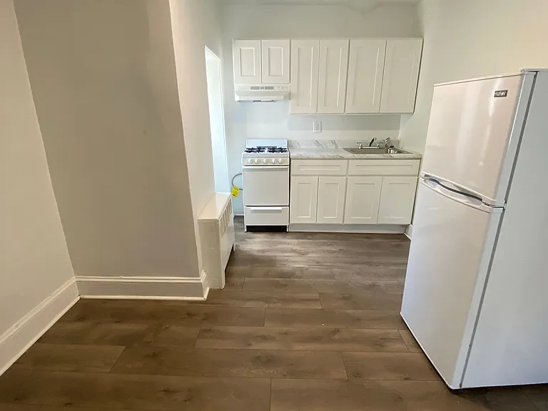 906 S 47th St #3F — Photo 5
