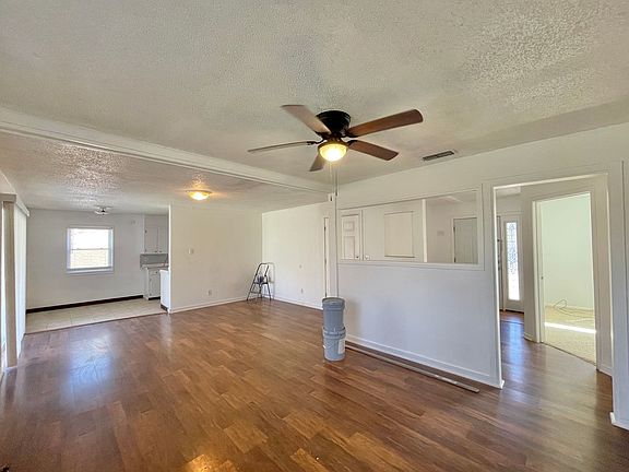 3rd image of 504 Judy Ln