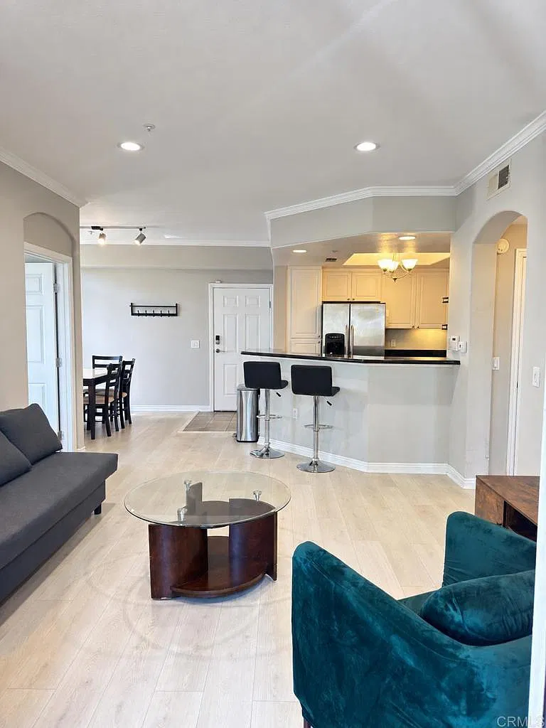 2 bed, 850 sqft, $3,300 — Photo 2