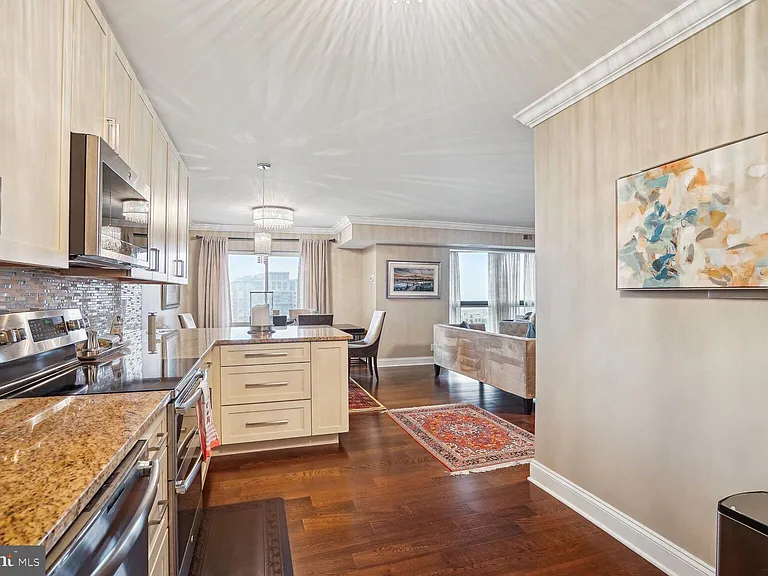 8350 Greensboro Dr #920 — Photo 9