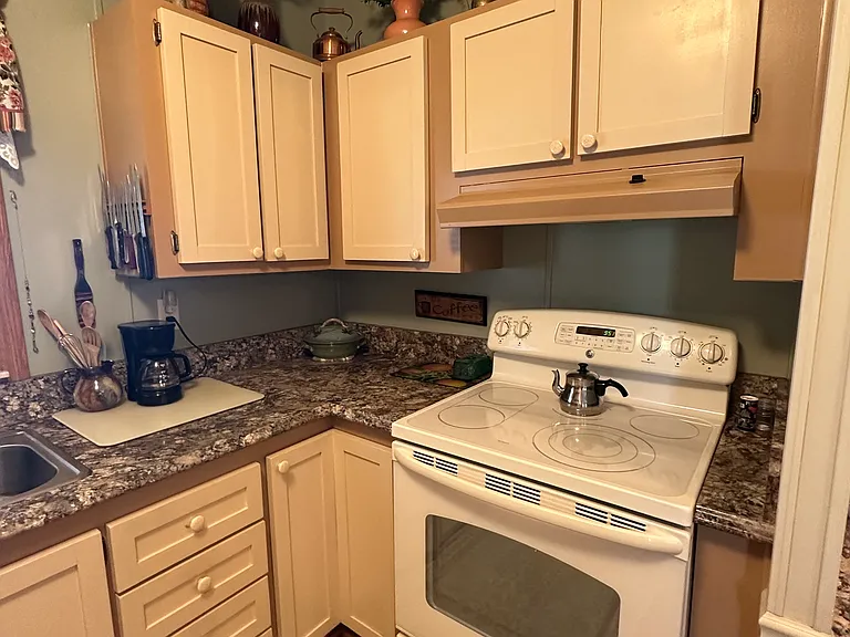932 Oleander St — Photo 10
