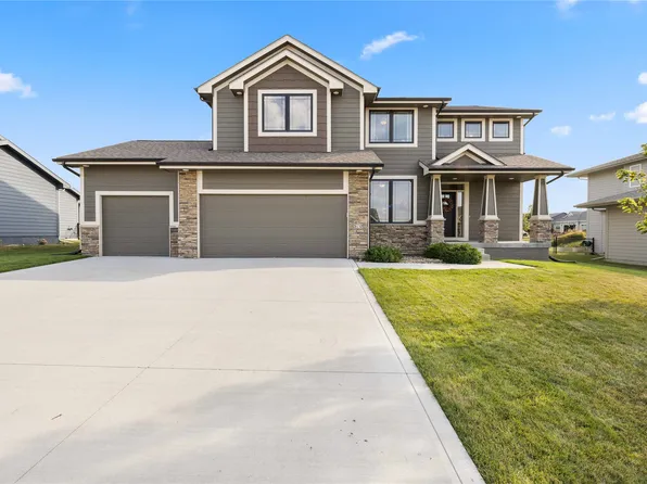 570 NE Brookshire Dr, Waukee, IA 50263