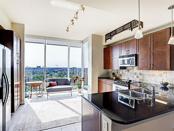 3rd image of 3333 Allen Pkwy Unit 1009
