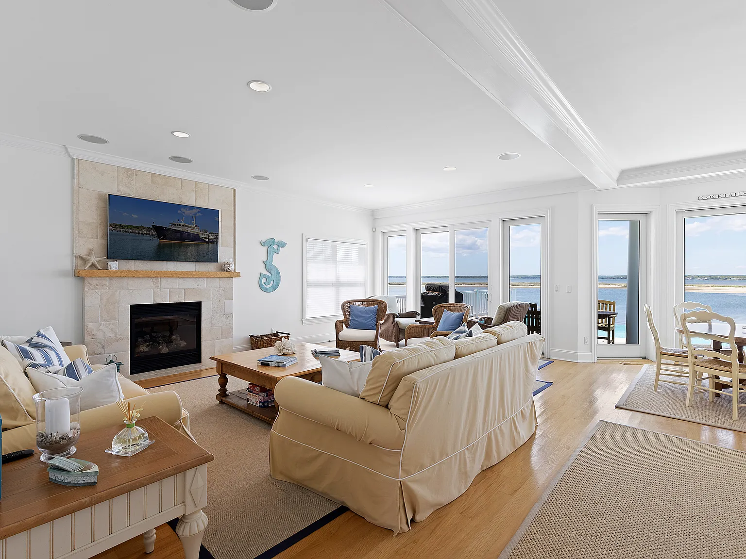 Open Bayfront With an Infinity Edge Swimming Pool ... — Photo 4