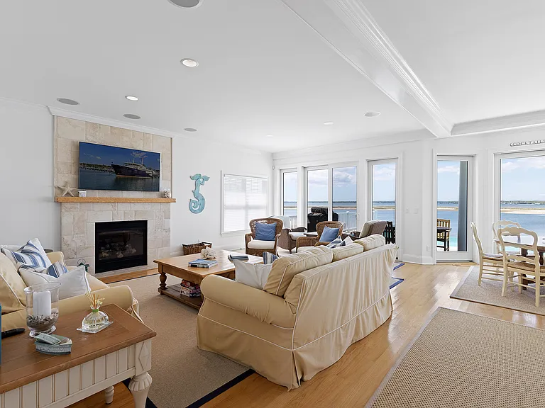 708 Dune Rd — Photo 4