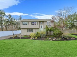 10 Heather Ct, Middle Island, NY 11953