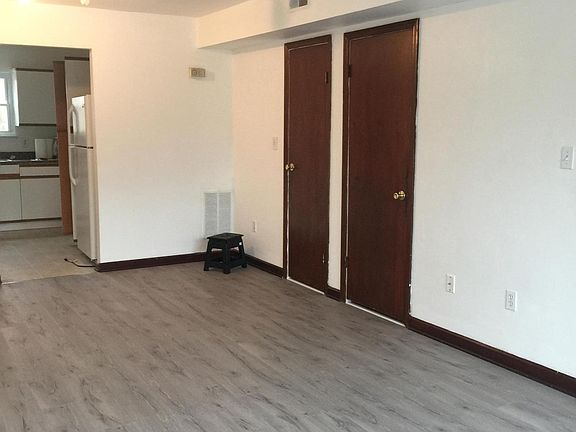 3rd image of 211 Briar Mills Dr Unit 211