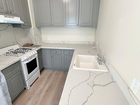 3rd image of 2650 Franklin St #2