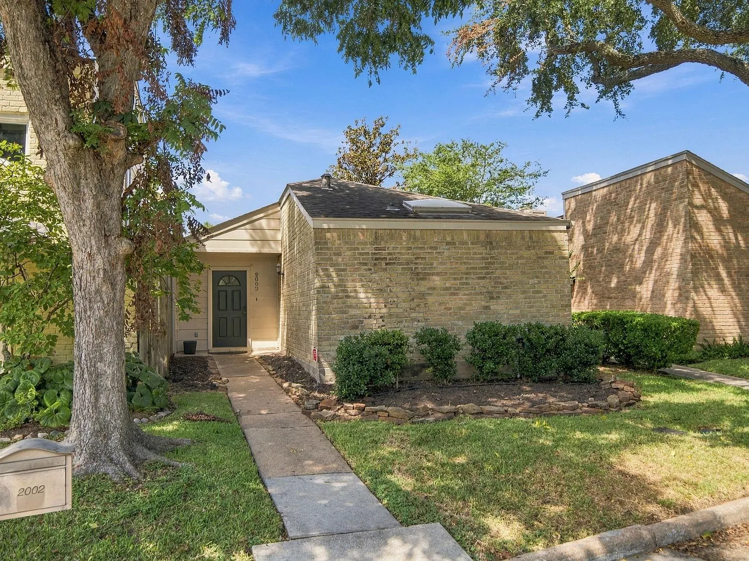 3 bed, 2.0 bath, 1583 sqft, $1,875 — Photo 1