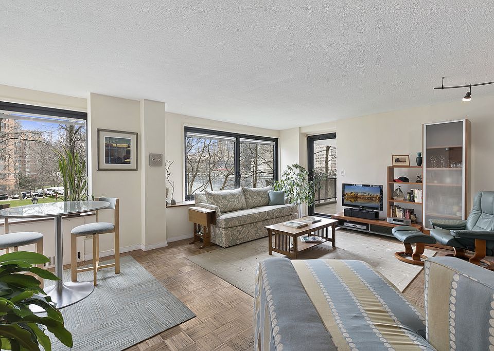 1st image of 531 Main St APT 208