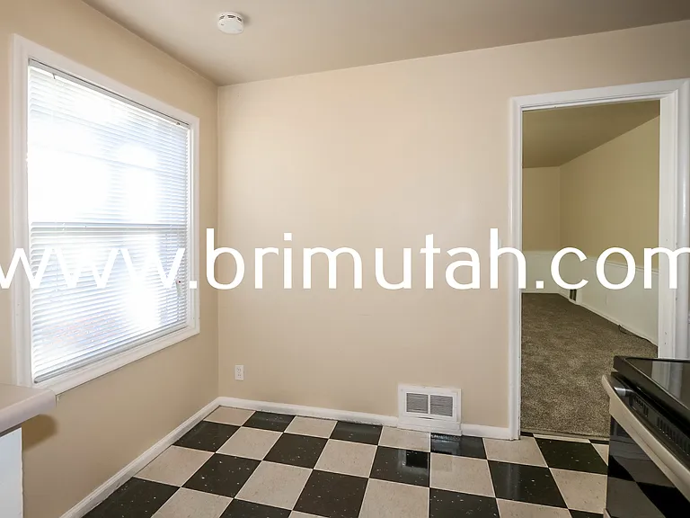 1105 E Laird Ave — Photo 6