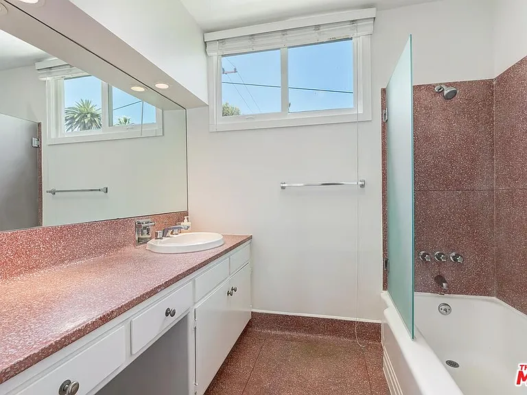 609 N Doheny Dr #C — Photo 8