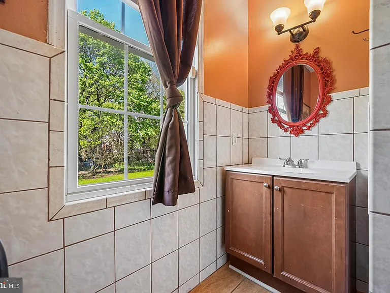 229 W Hansberry St — Photo 14