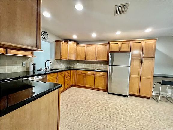 2nd image of 616 N Shore Dr