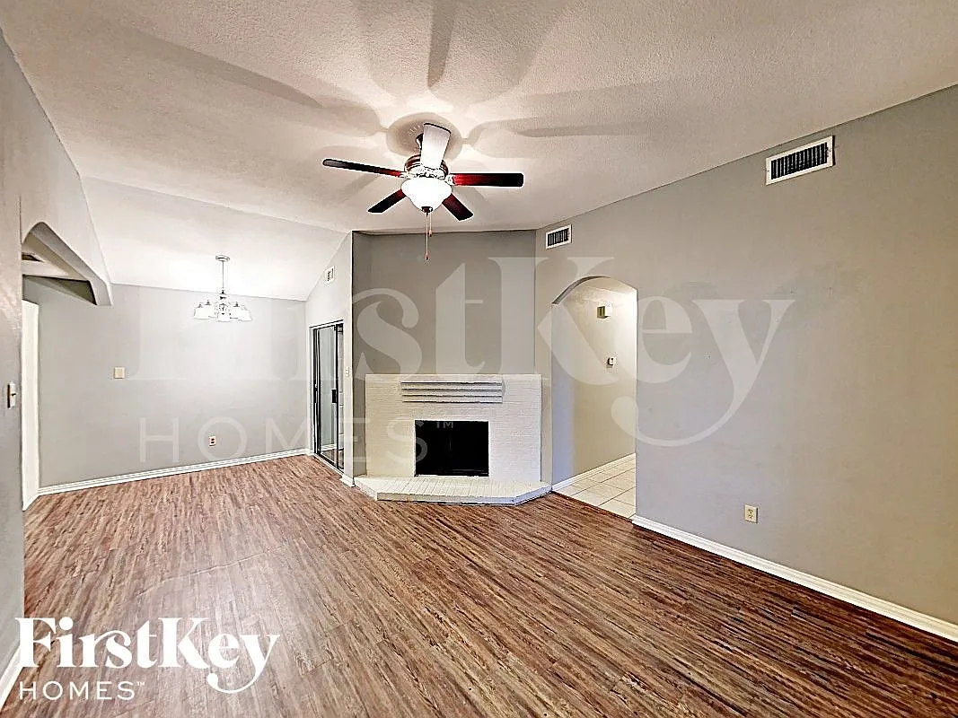 3 bed, 1.0 bath, 1259 sqft, $2,040 — Photo 3