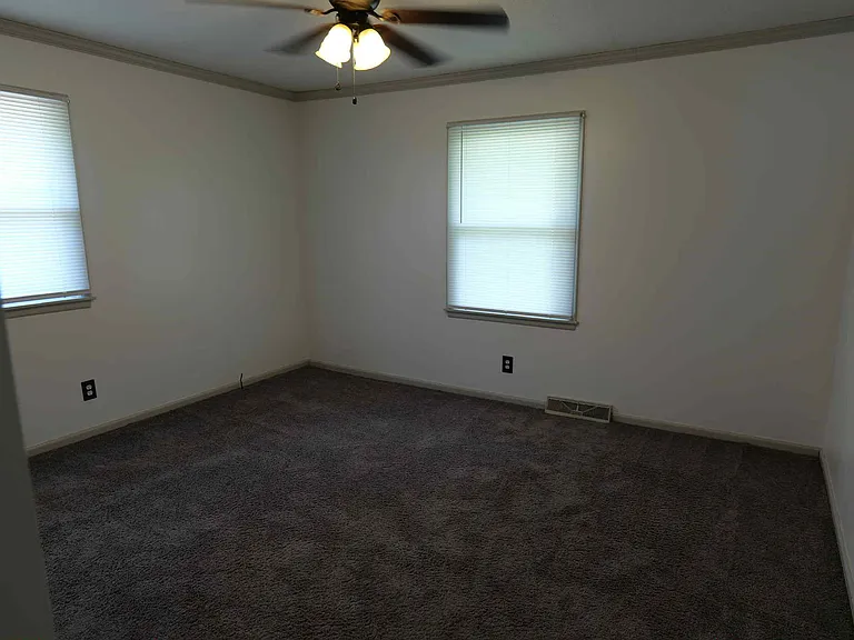 5016 Rosehill Dr — Photo 10