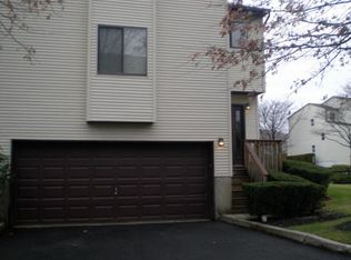 15 Kevin Ct, Nanuet, NY 10954
