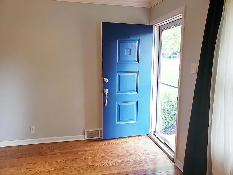 208 Ramsey Ln — Photo 2