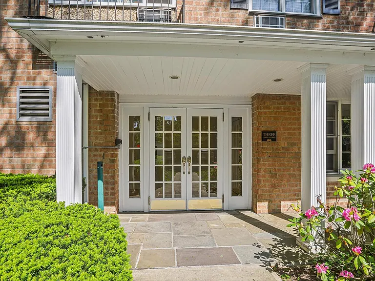 3 Consulate Dr #4F — Photo 37