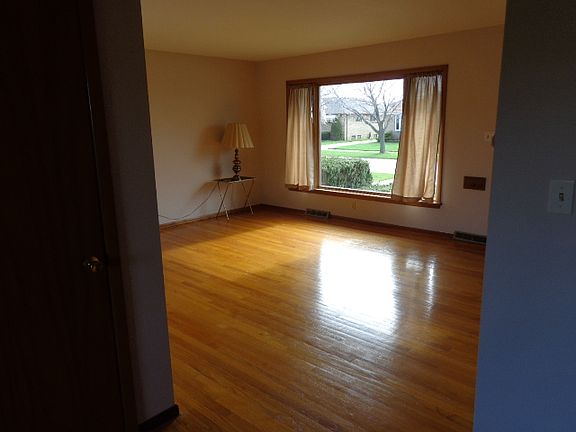 5th image of 4752 Forest Edge Dr
