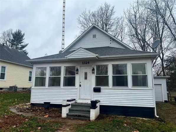 1324 Center St, Hillsboro, IL 62049