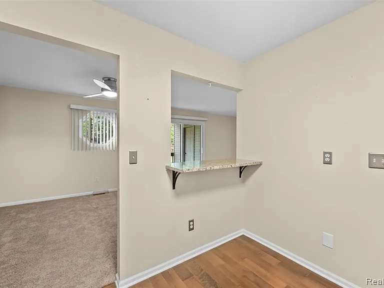 4911 Oak Hill Dr #3 — Photo 4
