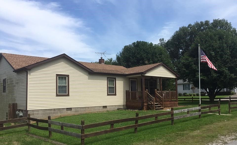 1st image of 402 W Roberts St