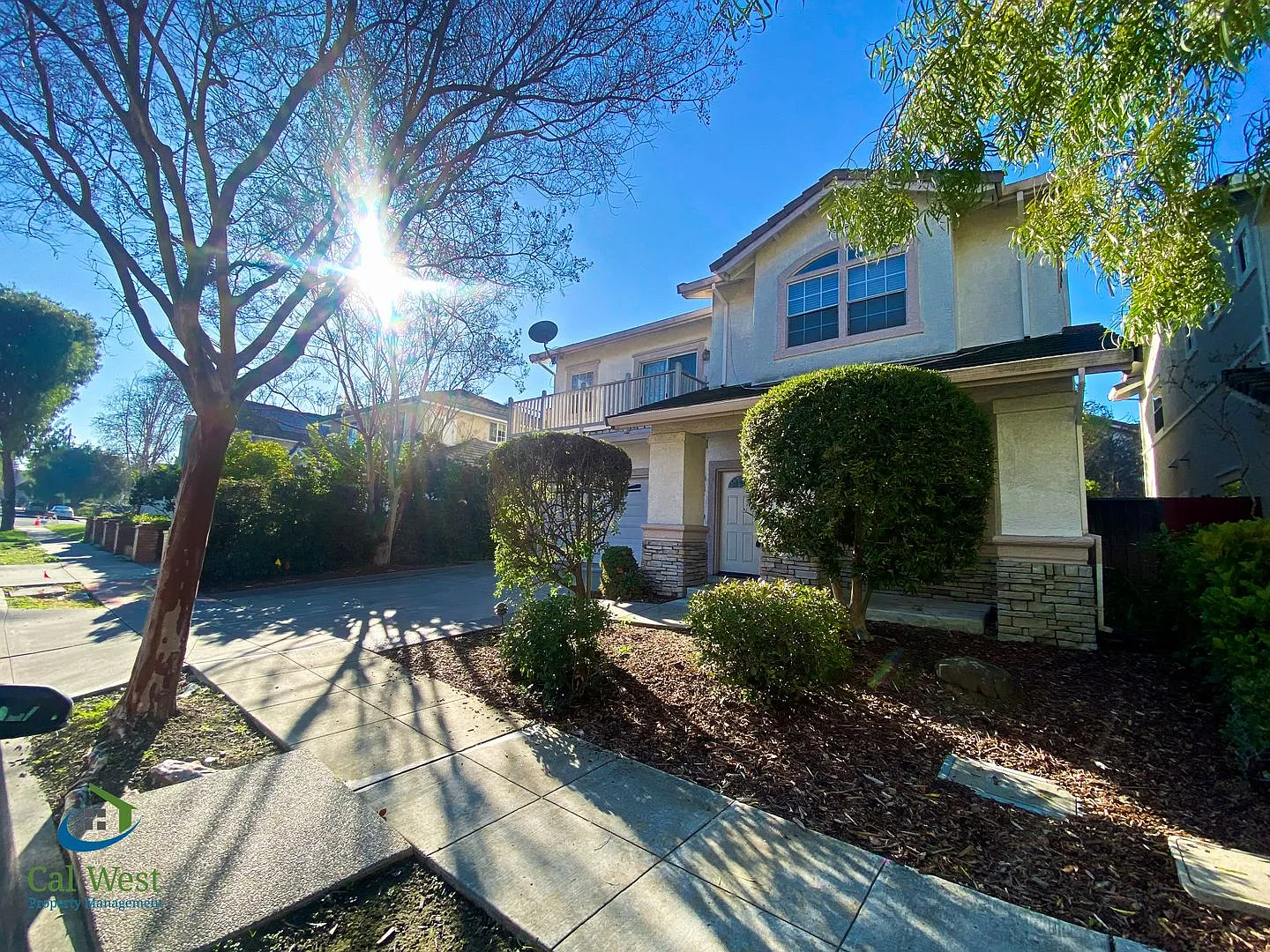 $8995 - Amazing 4 Bed/3 Bath Home in Mtn. View Jackson Park Neighborhood! Central Air conditioning! — Photo 1